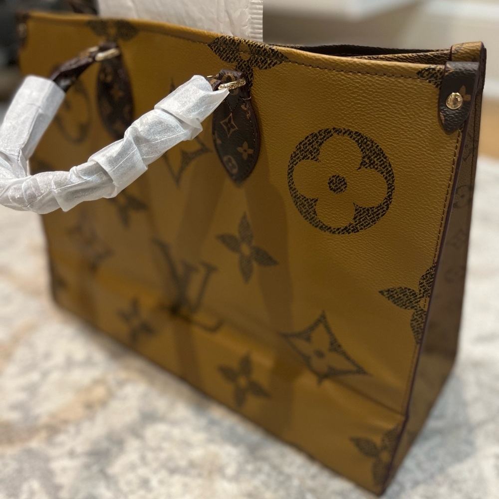 Onthego Louis Vuitton giant monogram tote - not authentic